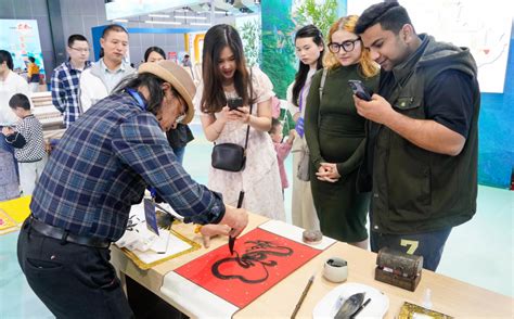 Foreign students experience Yifeng culture at 2nd Jiangxi Cultural .